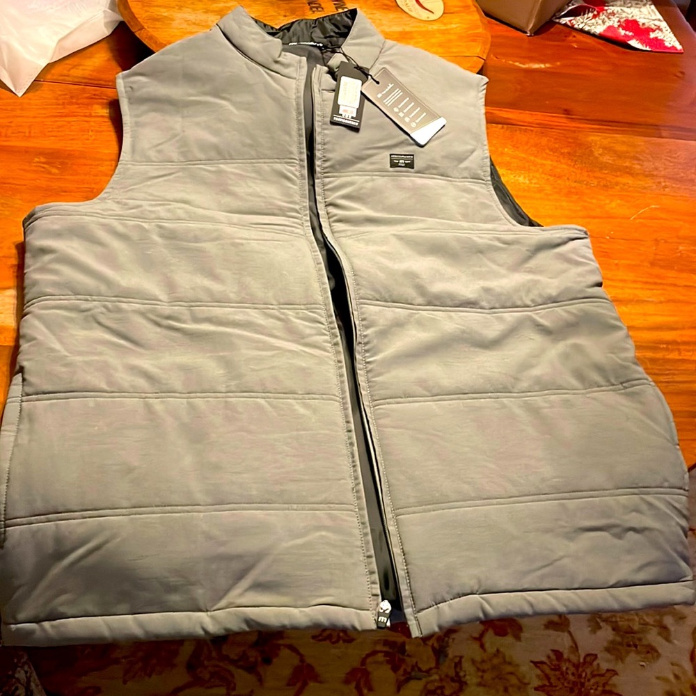 NWT Travis Mathew Men’s 2XL Grey puffer.  Perfect condition.